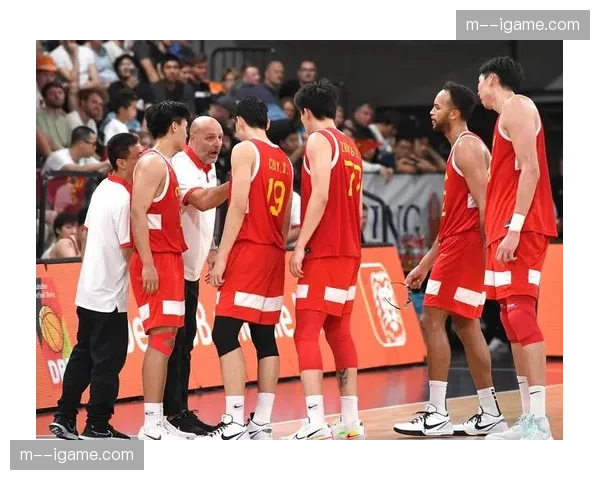 教练的怒吼：场边指导凯尔·戴克因抗议判罚过激被罚出场