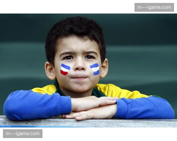 比赛花絮：小球迷冲入场内拥抱偶像维尼修斯，后被安保带离