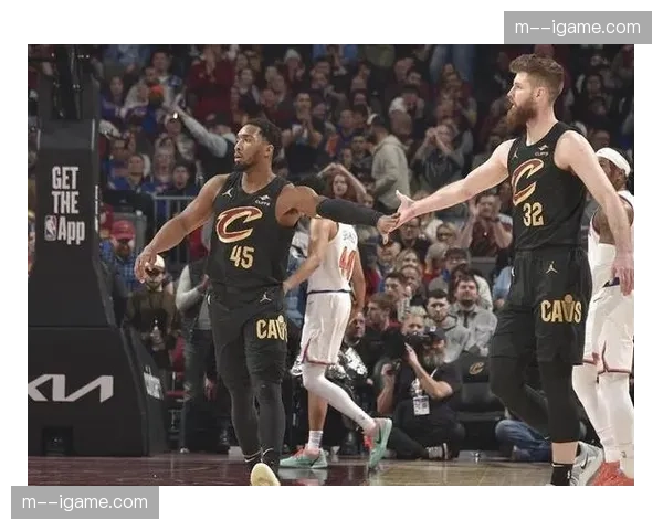 尼克斯与骑士陷入防守绞杀，半场双方失误频发，有效进攻回合寥寥