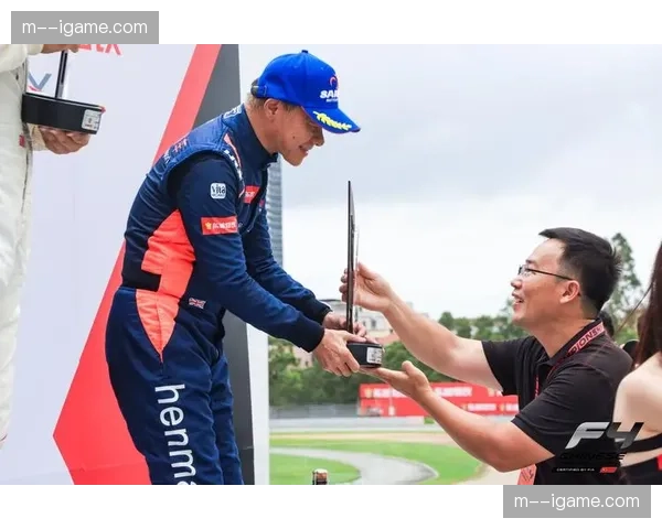 赛前默哀仪式，悼念日前去世的俱乐部传奇球星